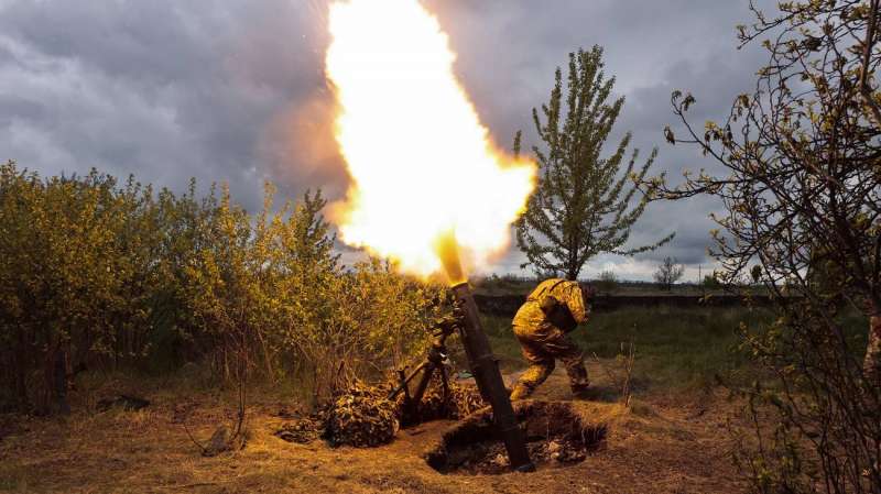 mortaio ucraino bombarda le postazioni russe a Kharkiv