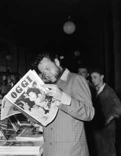 Orson Welles aeroporto di Milano nel 1949 (AP Photo)