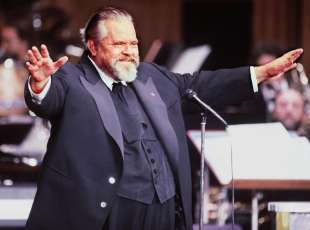Orson Welles durante la cerimonia dei premi Caesar a Parigi, nel 1982