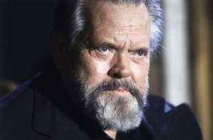 Orson Welles durante una conferenza stampa a Parigi nel 1982