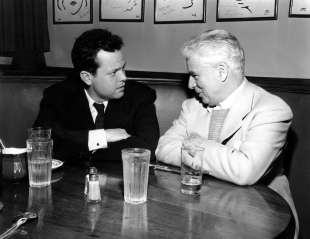 Orson Welles e Charlie Chaplin a pranzo al Brown Derby di Hollywood, nel 1947