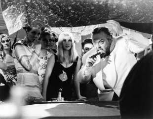 Orson Welles sul set di Casino Royale nel 1966