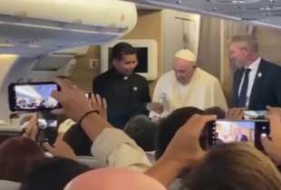 papa francesco in aereo per il kazakistan