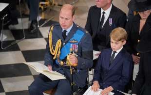 principe william e il figlio george al funerale della regina elisabetta