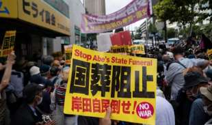 proteste funerali shinzo abe 2