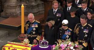 reali inglesi al funerale della regina elisabetta 1