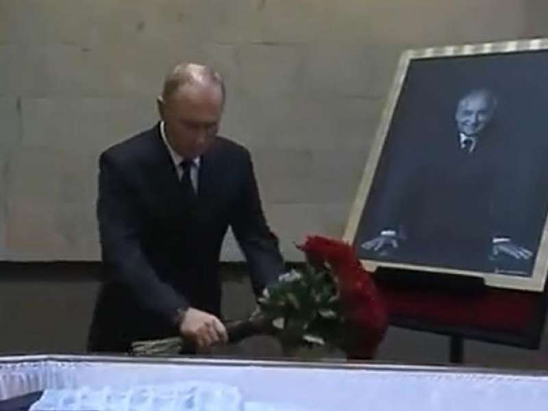 Vladimir Putin e la salma di Mikhail Gorbaciov