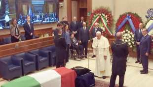 papa francesco alla camera ardente allestita in senato per giorgio napolitano 2