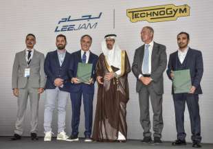 premiazione technogym nerio alessandri con il ministro saudita khalid al falih e il ministro adolfo urso al forum italo saudita sugli investimenti milano
