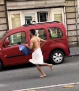 uomo nudo a roma