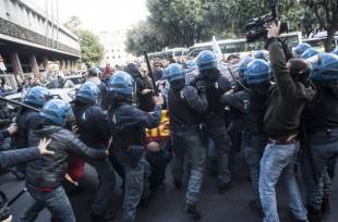 operai delle acciaierie terni in corteo a roma, feriti in scontri con polizia 10