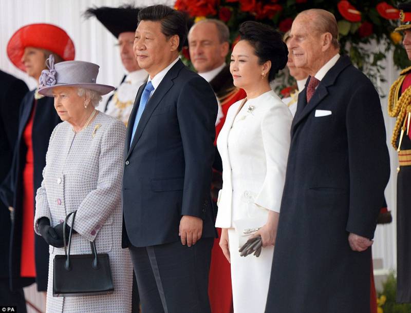 la regina elisabetta con xi jinping peng liyuan e il principe filippo