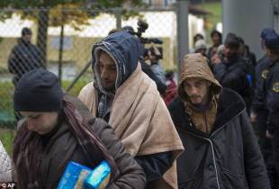 migranti al confine tra slovenia e croazia