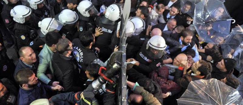 turchia blitz polizia a istanbul per chiudere tv pro gulen 5