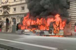 degrado a roma bus in fiamme