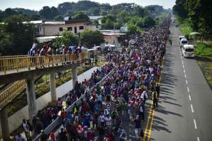 la marcia dei migranti honduregni verso gli usa