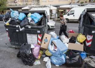cassonetti ricolmi di rifiuti a roma 10