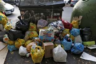 cassonetti ricolmi di rifiuti a roma 16