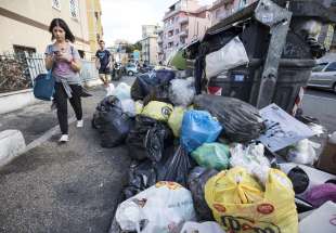 cassonetti ricolmi di rifiuti a roma 18