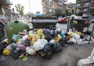 cassonetti ricolmi di rifiuti a roma 19