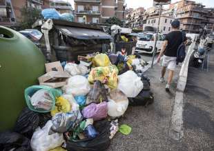 cassonetti ricolmi di rifiuti a roma 21