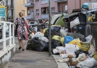 cassonetti ricolmi di rifiuti a roma 22