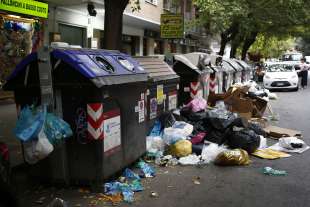 cassonetti ricolmi di rifiuti a roma 25