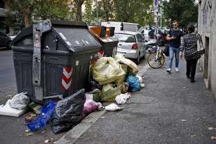 cassonetti ricolmi di rifiuti a roma 26