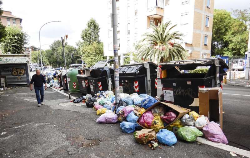 cassonetti ricolmi di rifiuti a roma 28