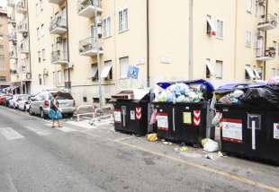 cassonetti ricolmi di rifiuti a roma 32