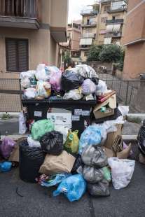 cassonetti ricolmi di rifiuti a roma 4