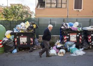 cassonetti ricolmi di rifiuti a roma 5