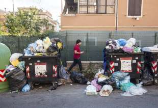 cassonetti ricolmi di rifiuti a roma 6