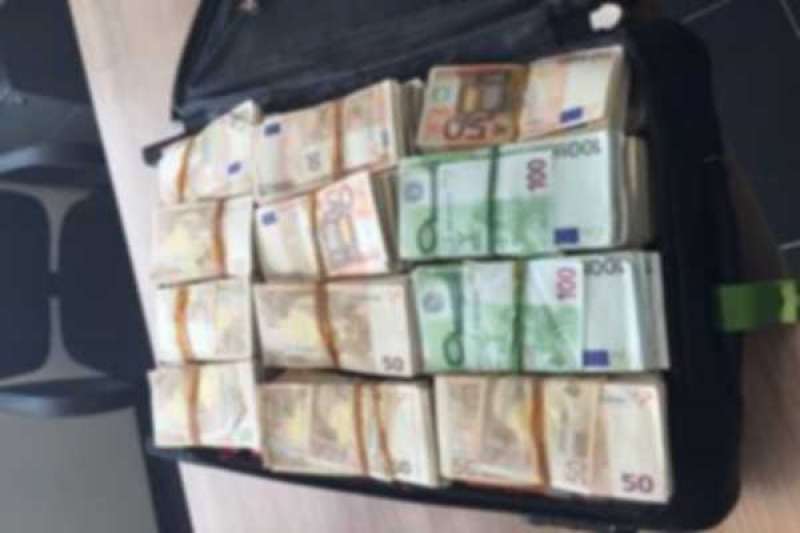 donna fermata a venezia con 790mila euro in contanti in valigia 1
