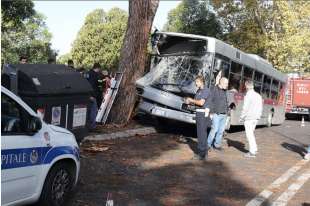 roma, autobus atac si schianta contro un albero 10