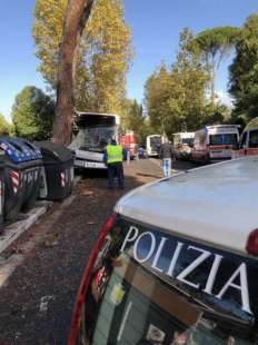 roma, autobus atac si schianta contro un albero 7