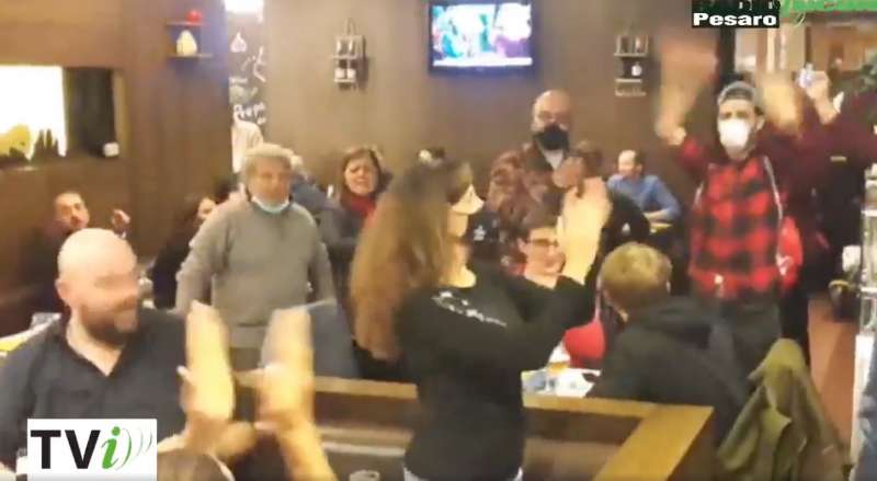 A Pesaro irruzione della polizia in un ristorante con 90 persone a tavola