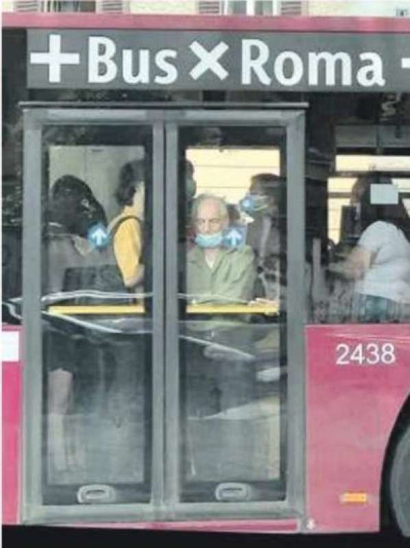 assembramenti sugli autobus a roma 4