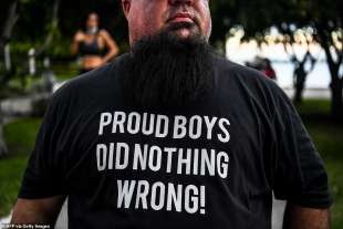 fan di trump con maglietta solidale verso i proud boys