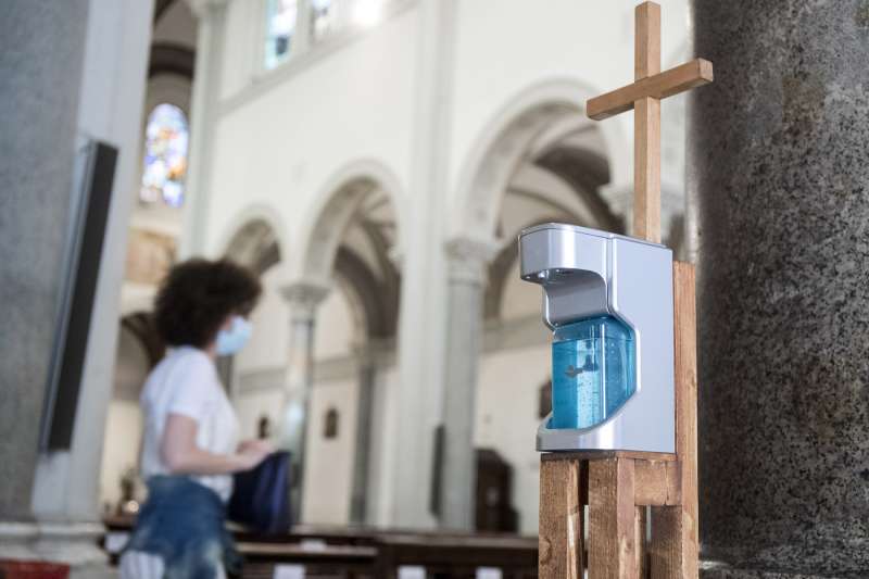 igienizzante al posto dell acqua santa in chiesa