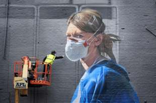 murales raffigurante un'infermiera creato dall'artista Peter Barber a Londra
