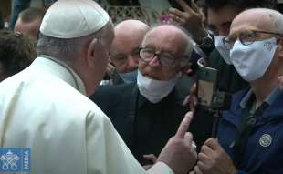 papa francesco in udienza senza mascherina 3