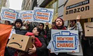 proteste contro amazon a new york 2
