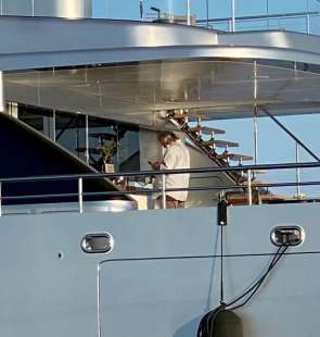steve bannon sullo yacht di guo wengui