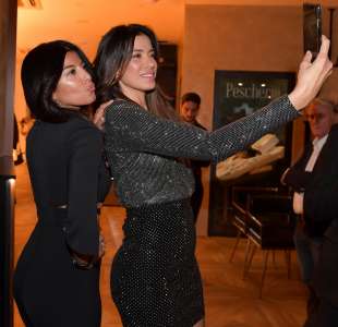 ayda yespica e zara linares si fanno un selfie foto di bacco (2)