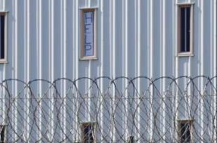 il cartello help nella prigione holman in alabama