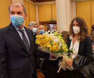 il presidente del consiglio regionale del lazio consegna i fiori a marta parrotta moglie di giovanni bartoloni foto di bacco