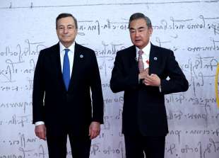 Mario Draghi con il ministro degli esteri cinese Wang Yi - G20