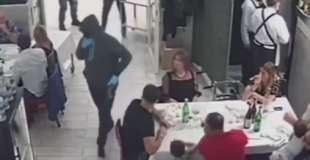 rapinatori puntano fucili contro i bambini in una pizzeria di napoli 11