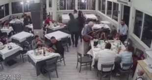 rapinatori puntano fucili contro i bambini in una pizzeria di napoli 3